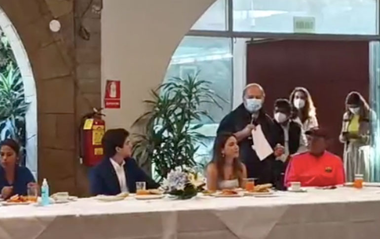 Hernando de Soto comparte desayuno con Melcochita y Hugo Sotil