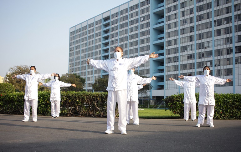 Portada: EsSalud recomienda ejercicios de Tai Chi para mejorar la salud física y mental de los adultos mayores