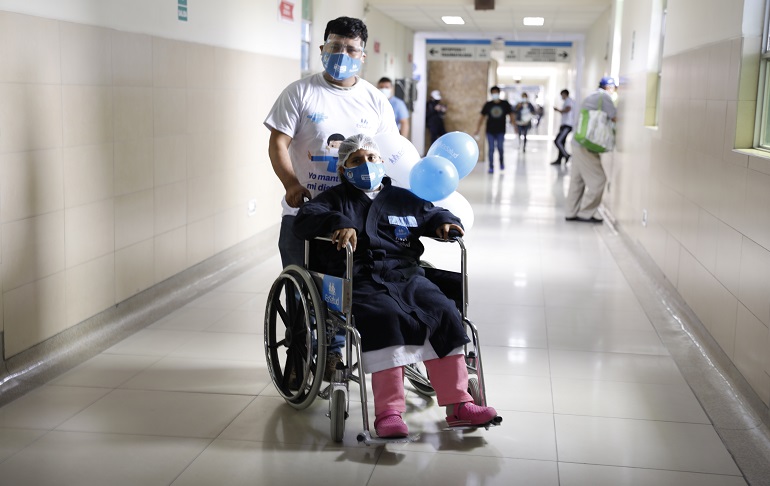 Hospital Almenara: Salvan vida de joven madre tras extirparle quiste gigante del hígado