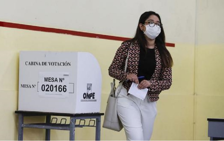 Defensoría pide a la ONPE no obligar al elector a retirarse la mascarilla