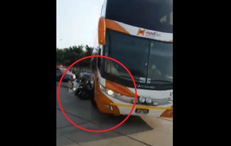 Portada: Copa Libertadores 2021: Bus de Universitario chocó con un policía motorizado previo al partido contra Palmeiras [VIDEO]