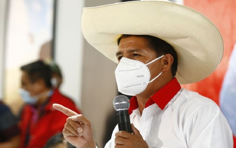 Pedro Castillo permanece en la Clínica La Luz y es atendido por 6 médicos