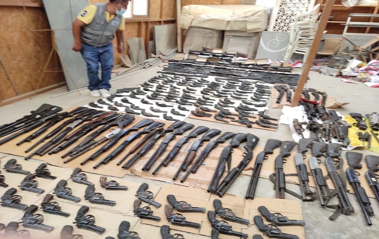 Sucamec decomisa 359 armas de fuego escondidas en depósito de Lurín