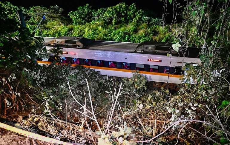 Tragedia en Taiwán: Al menos 50 muertos y 146 heridos deja accidente de tren