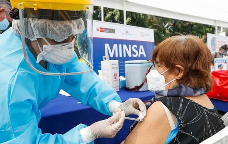 Portada: Minsa: Mayores de 70 años podrán revisar desde mañana su fecha y lugar de vacunación