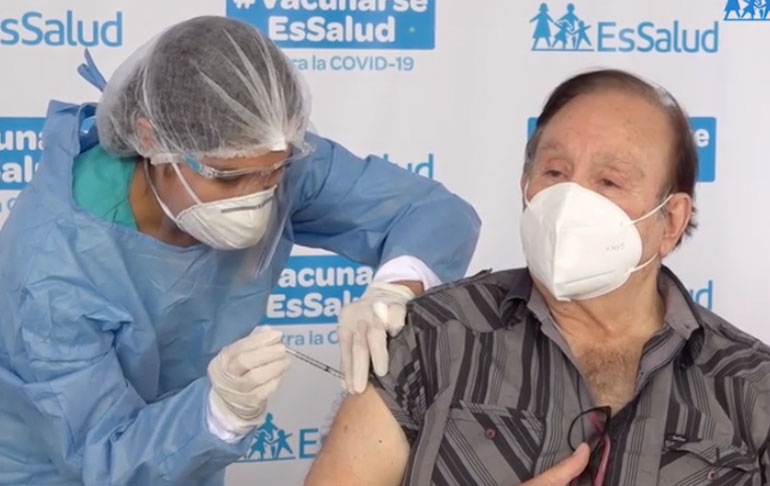 Tulio Loza recibió la segunda dosis de la vacuna contra el coronavirus