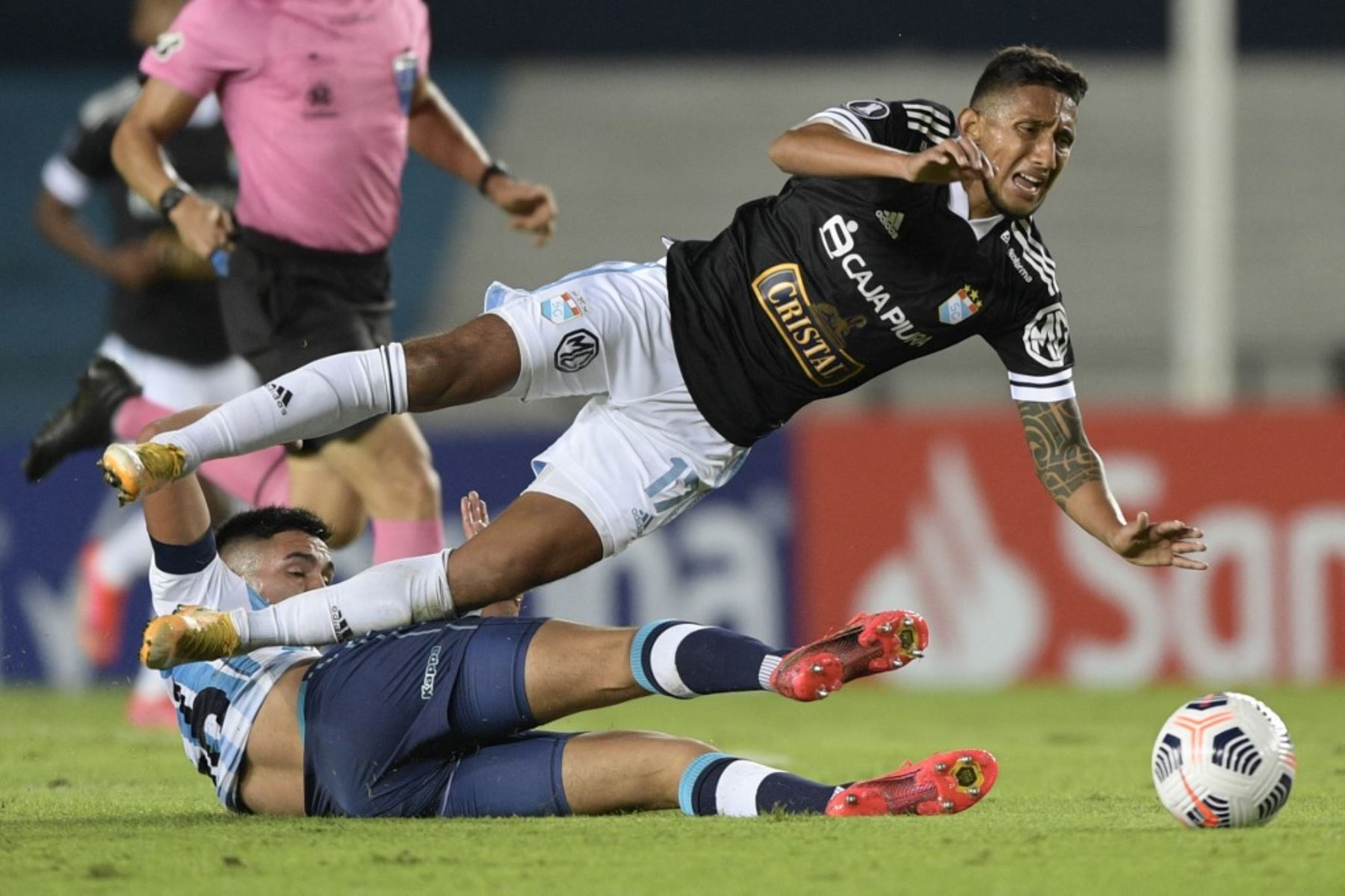 Sporting Cristal volvió a tropezar en la Copa Libertadores y cayó 2-1 con Racing en Argentina