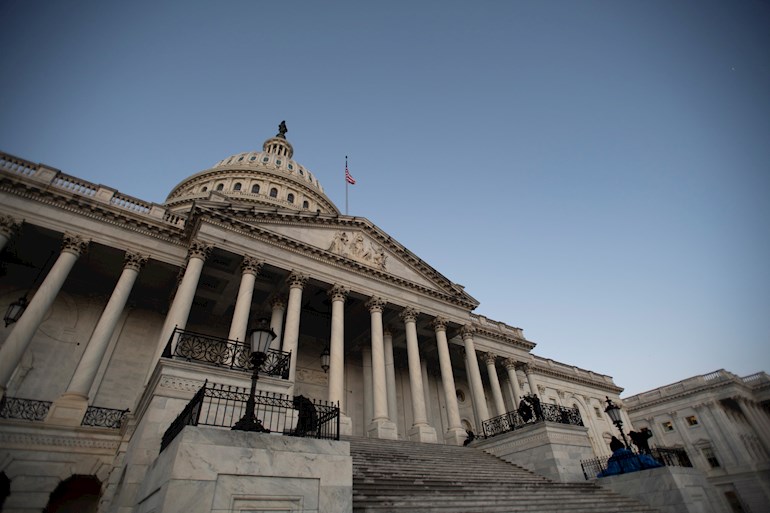 Portada: Cierran el Capitolio de EE.UU. tras registrarse dos agentes heridos