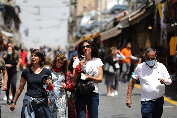 Israel: ciudadanos salen a las calles sin mascarilla
