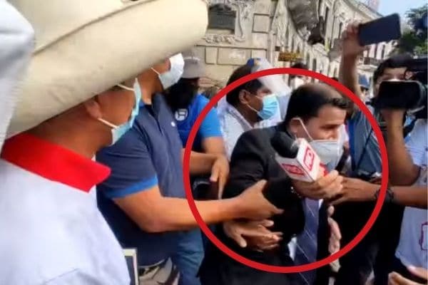 Simpatizantes de Pedro Castillo botan a empujones a reportero de PBO