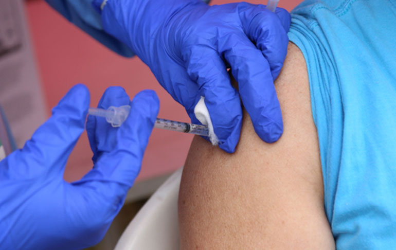 Inoculación contra el coronavirus de adultos mayores de 80 años en Lima finalizará este mes
