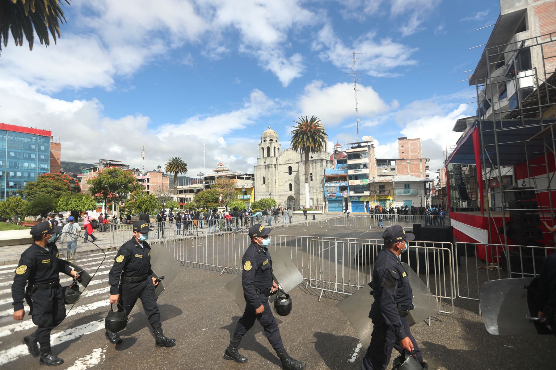 Policías refuerzan seguridad para el debate de candidatos en Chota