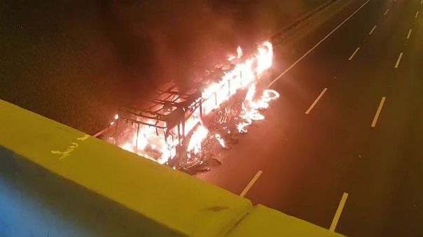 Portada: Bus de transporte de personal del Minagri se incendió en la Panamericana Norte