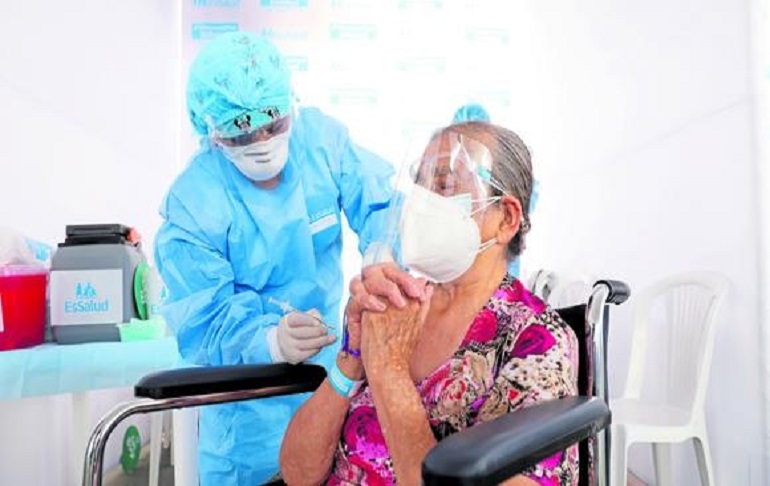 En junio se inmunizará a los adultos mayores de 60 años, informó Óscar Ugarte