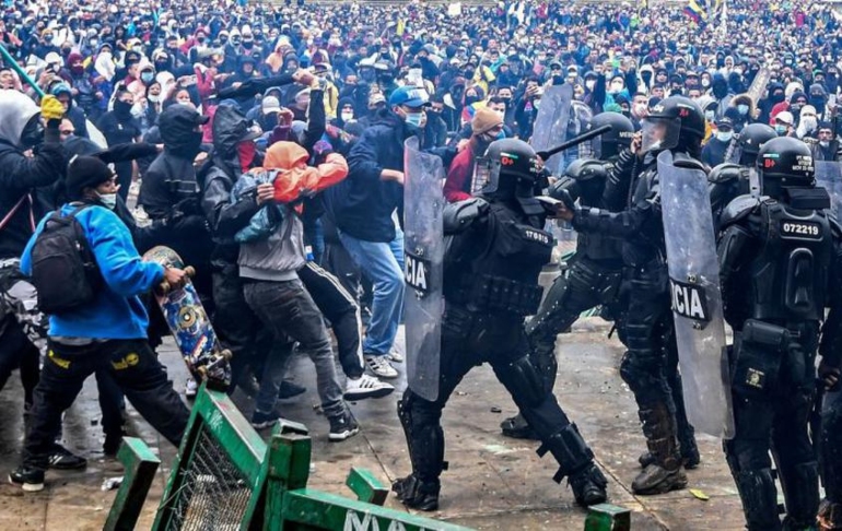 Portada: Colombia: continúan violentas protestas a pesar de retiro de reforma tributaria y renuncia de ministro de Hacienda