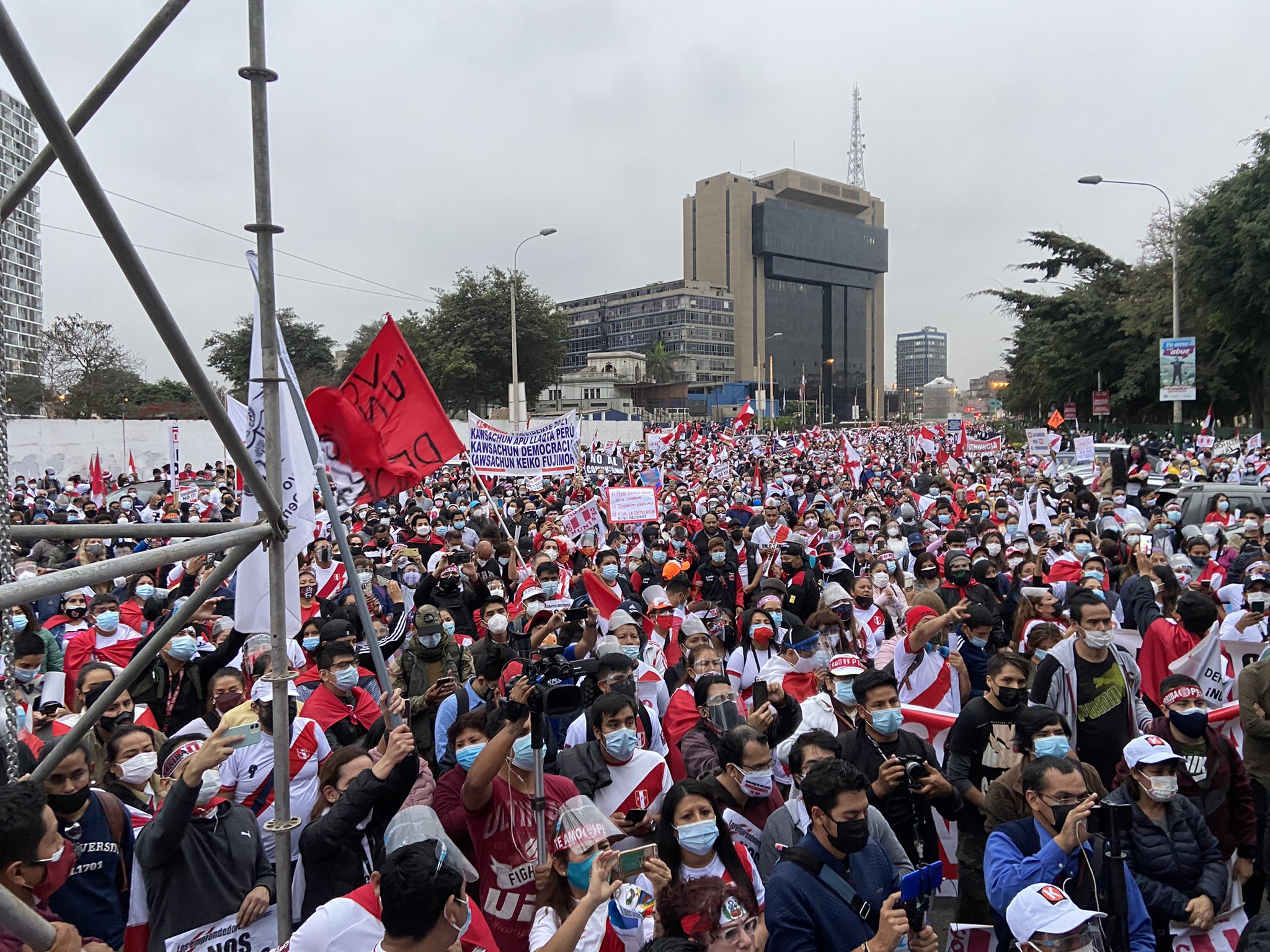 Miles se movilizan en Marcha por la Democracia en contra del terrorismo