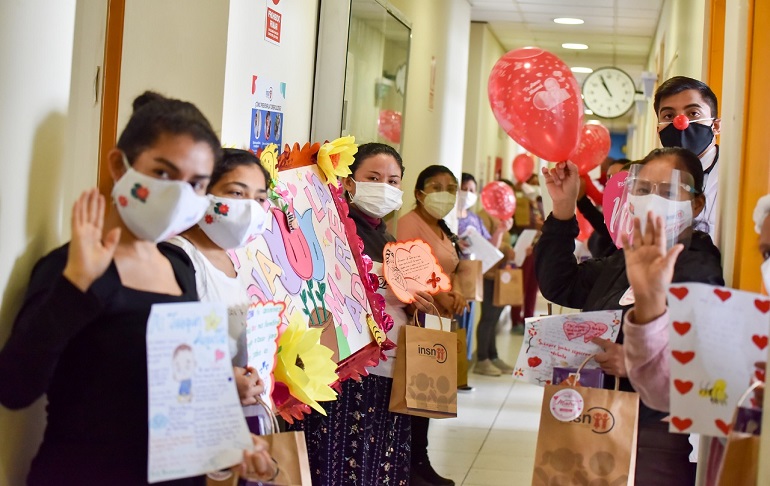 Portada: INSN San Borja: Madres del albergue escriben cartas a sus hijos hospitalizados