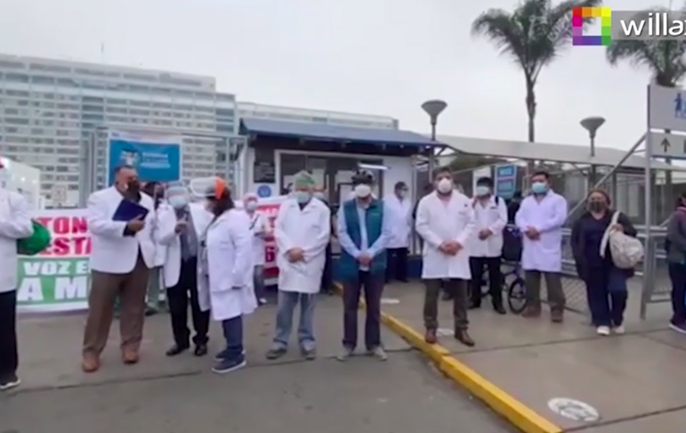 Portada: Mueren dos médicos vacunados con Sinopharm y sus colegas protestan pidiendo una tercera dosis