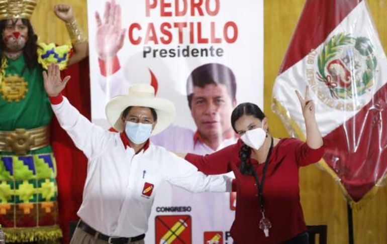 Izquierdistas Pedro Castillo y Verónika Mendoza formalizan alianza de cara a la segunda vuelta electoral
