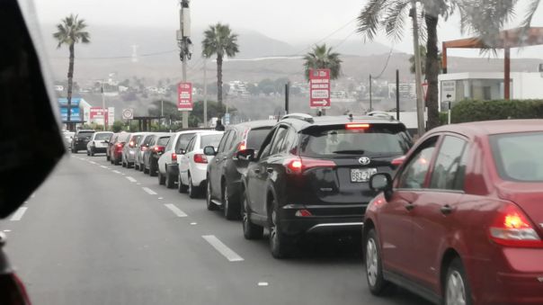 Portada: Se registró larga fila de autos que esperan ingresar al Vacunacar de Chorrillos