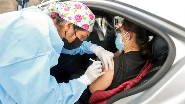 Vacunación contra la COVID-19 a adultos de 56 y 57 años se inició este lunes en Lima Metropolitana y Callao