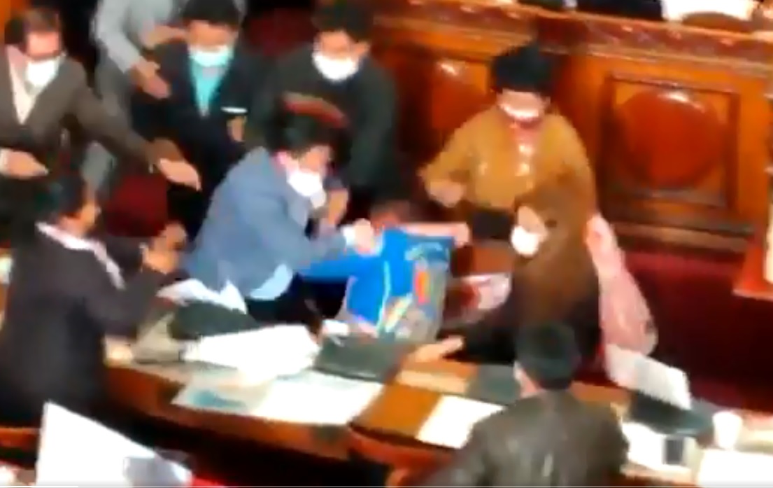 Portada: Bolivia: Dos congresistas llegan a las patadas y los puñetes durante interpelación a ministro