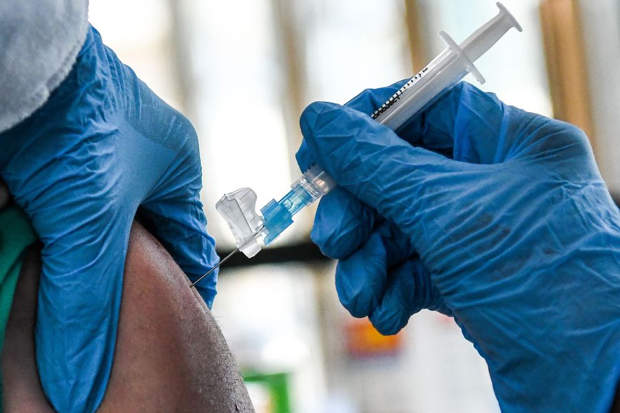 Portada: Oxford/AstraZeneca empiezan a probar vacuna contra variante Beta