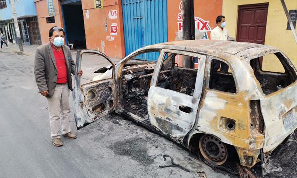 En Chimbote, incendiaron auto de periodista opositor a Perú Libre