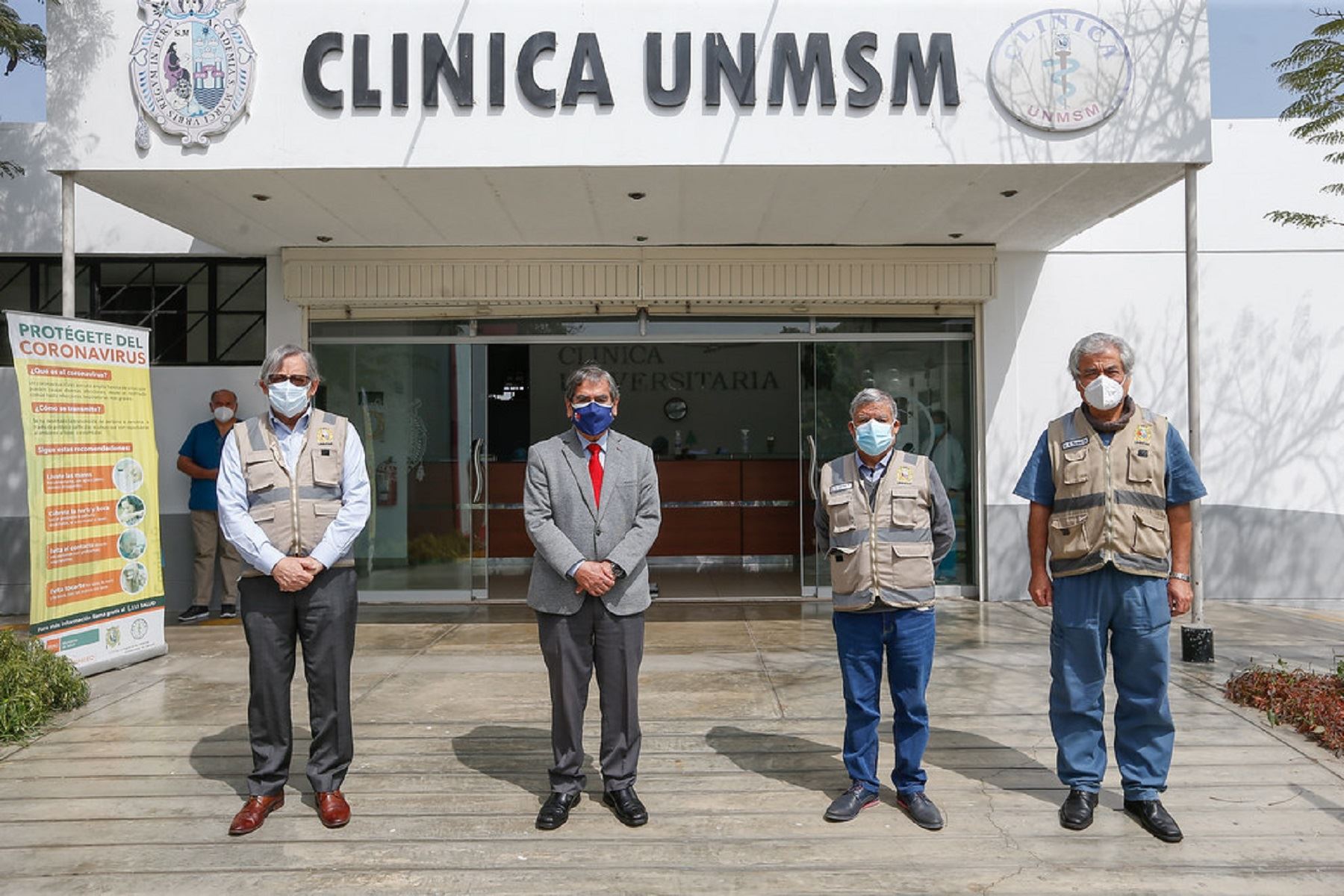 Ministro Ugarte supervisa vacunación a voluntarios de ensayo clínico de Sinopharm