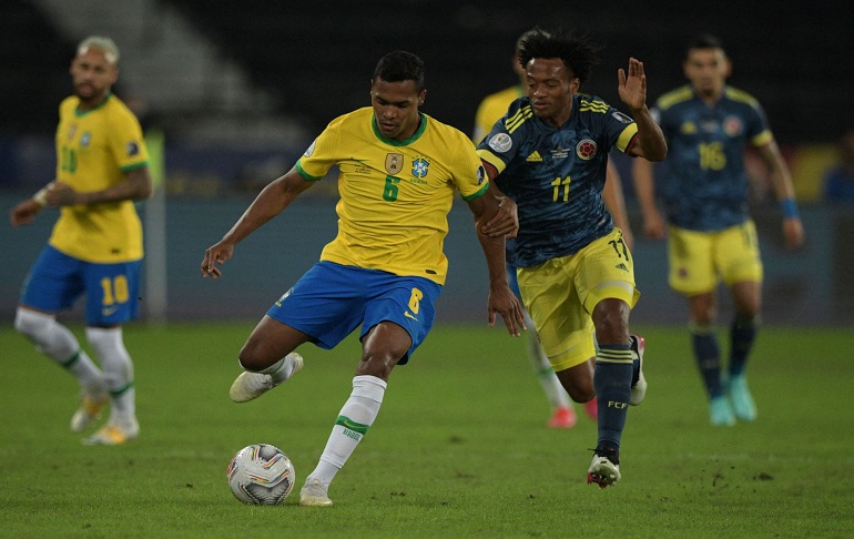 Polémico triunfo del ‘Scratch’: Brasil venció 2-1 a Colombia y clasificó a cuartos [VIDEO]