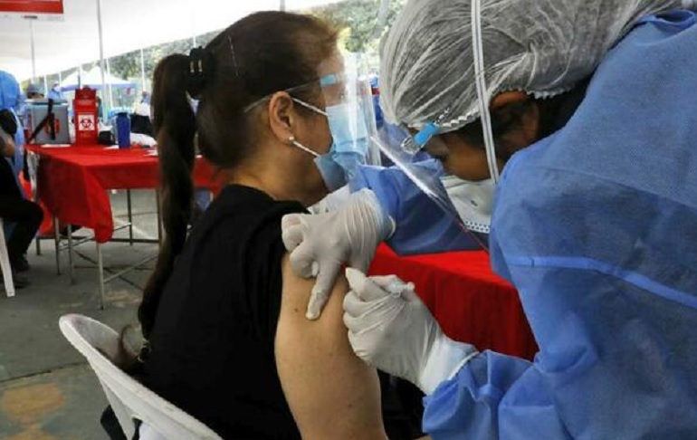 Personas con enfermedades raras y huérfanas serán vacunadas contra la COVID-19 en Cusco