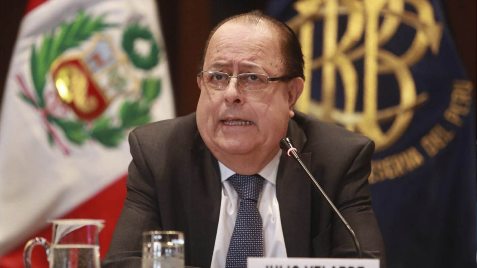 Julio Velarde informó a la prensa que no continuará al mando del BCR