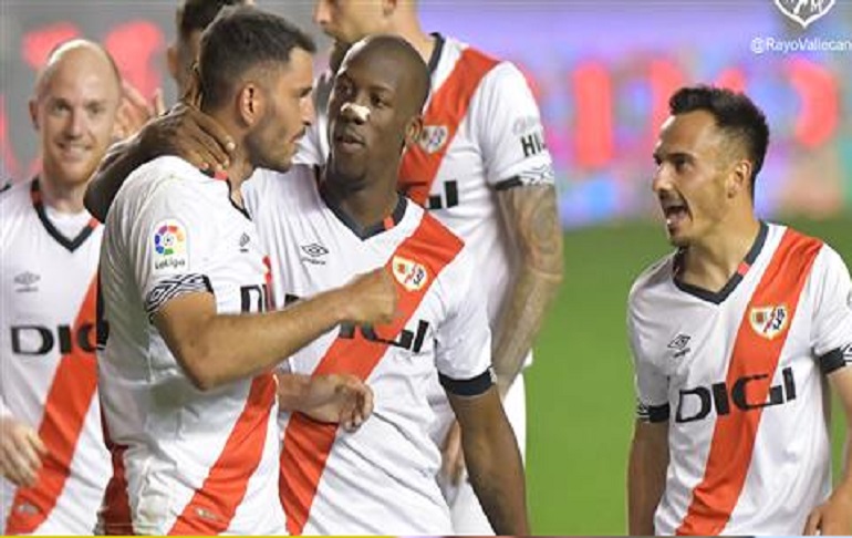 Rayo Vallecano solicitó a la FPF que Luis Advíncula regrese a España para jugar la promoción de ascenso