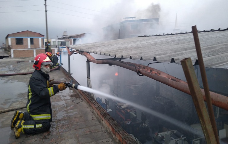 Portada: San Juan de Lurigancho: Reportan incendio de grandes proporciones en la Av. Las Palmeras