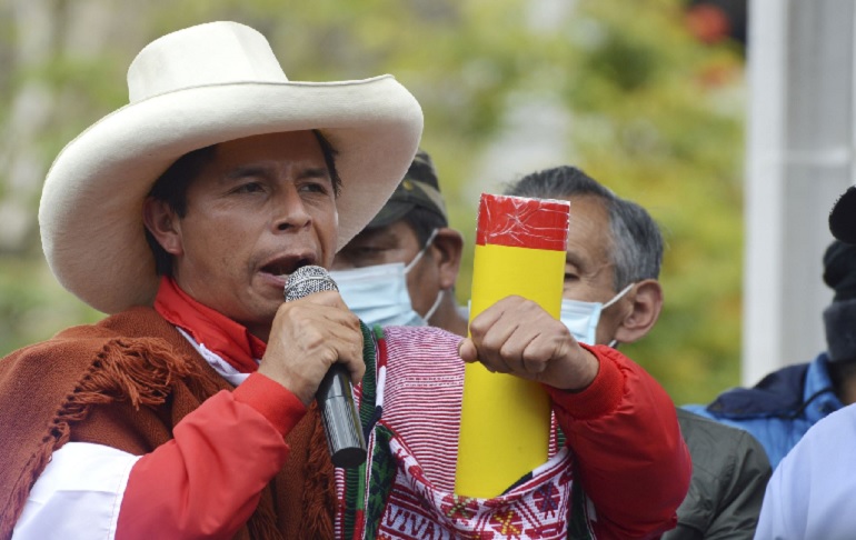 Pedro Castillo: "Convoco al pueblo peruano a asistir en paz a las calles"