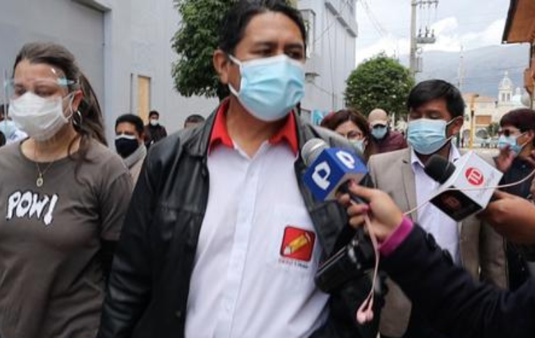 Vladimir Cerrón fue a votar usando polo de Perú Libre