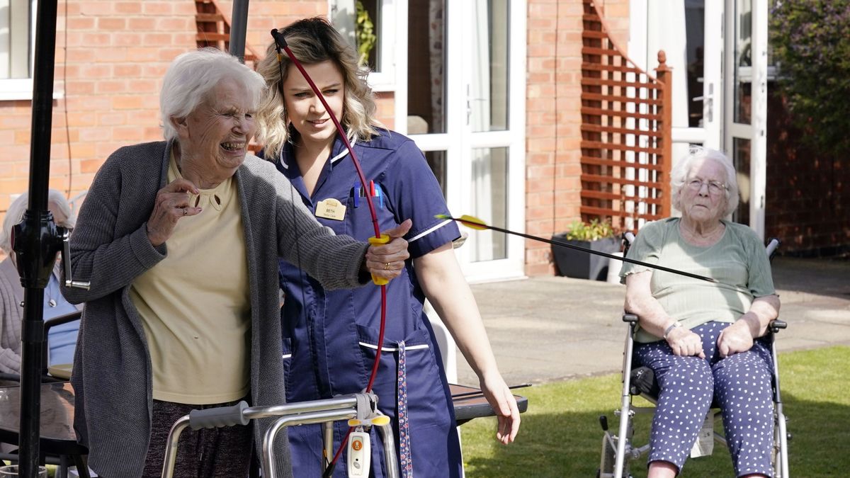 Reino Unido evalúa obligar a vacunarse contra la covid-19 a empleados de residencias de ancianos