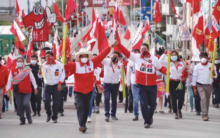 Simpatizantes de Perú Libre arman escándalo en vuelo