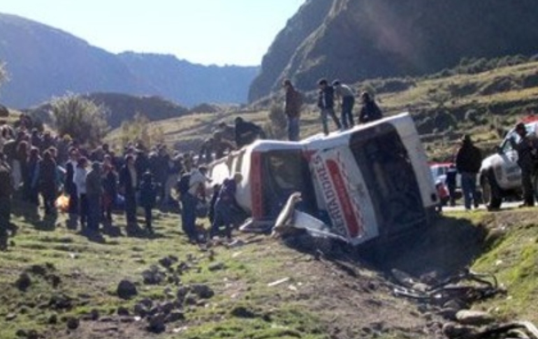 Al menos 17 personas murieron y otras 14 resultaron heridas tras caída de bus en Ayacucho