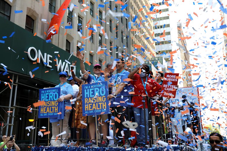 Portada: Nueva York celebró el fin de las restricciones con un desfile sin mascarillas