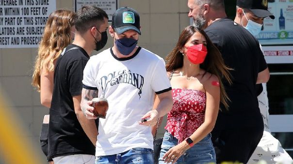 Messi y su esposa visitaron centro de vacunación en Miami