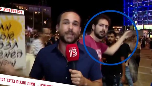 Manifestante aprovecha reporte en vivo para realizar sorprendente acto de magia