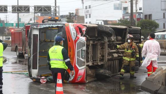 Portada: San Borja: Bus se despista por llovizna y deja al menos 7 heridos en la Av. Circunvalación