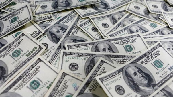 Dólar sigue subiendo y cotiza cerca de los niveles máximos a mitad de la sesión cambiaria