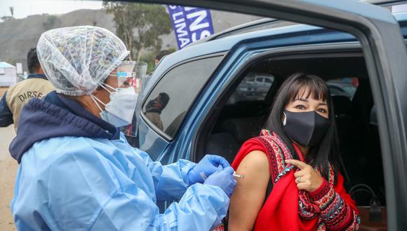Mirtha Vásquez recibió la primera dosis de la vacuna contra la COVID-19