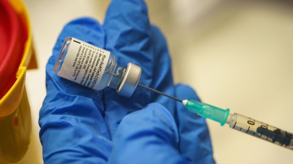 Portada: OMS recomienda vacuna Pfizer-BioNTech en menores, pero pide priorizar grupos de riesgo