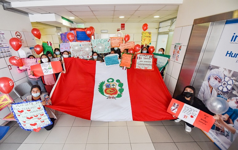 Portada: INSN San Borja: Madres del albergue agradecen la donación de camisetas de la selección peruana