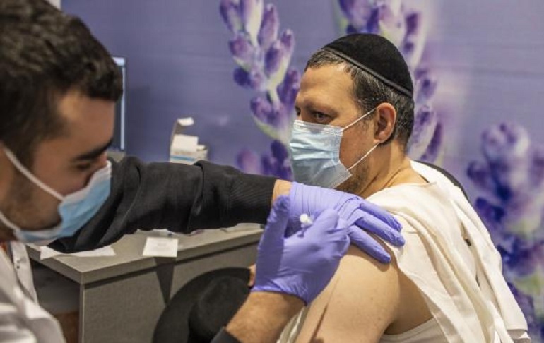 Portada: Israel comenzó a aplicar una tercera dosis de la vacuna COVID-19 a mayores de 60 años