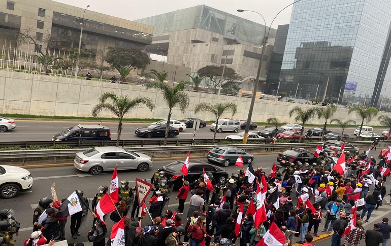 Un nutrido de manifestantes invaden la avenida Javier Prado en rechazo de las elecciones