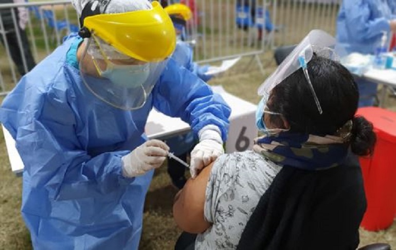 Minsa informó que 200 mil personas no han regresado por su segunda dosis de la vacuna